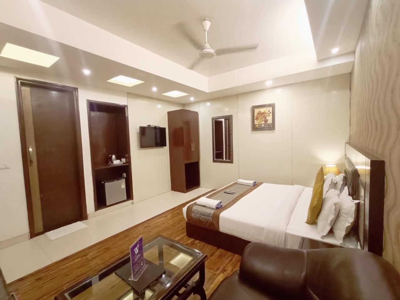Hotel Waterfall Paschim Vihar Delhi 外观 照片